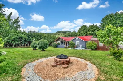 YOUR PERFECT GETAWAY! Hotels near Christmas Tree Hill Garden Center