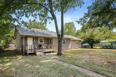 Stylish Rancher in Quiet, Tree Lined Neighborhood. Отели рядом с достопримечательностью «Суперцентр Уолмарт»