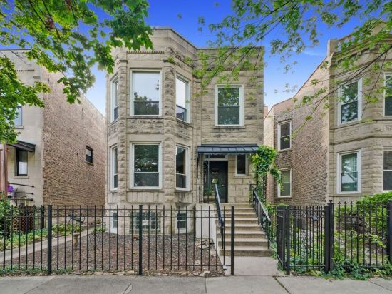 Clean, Private, Cozy Urban Oasis Chicago Greystone in Heart of Logan Square