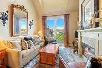 Beautifully renovated 2 bedroom condo in Stratton VT - walk to Village/Lifts!