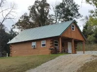 Cozy cabin retreat close to kayaking and hiking trails. Hotels in Ozark County