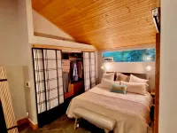 Cozy open studio cabin with a relaxing vibe on serene Lake Harding.