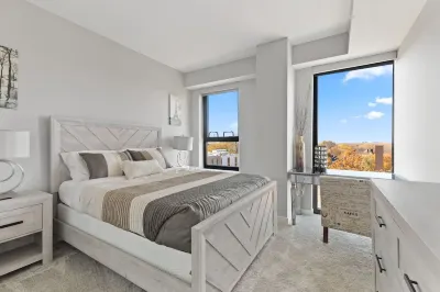 "Hope of Evanston" 180°view, 2BDR +2Bath Urban luxury