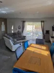 Bas de Maison 3 chambre 8 couchages avec piscine pour 6 adultes et 2 enfants