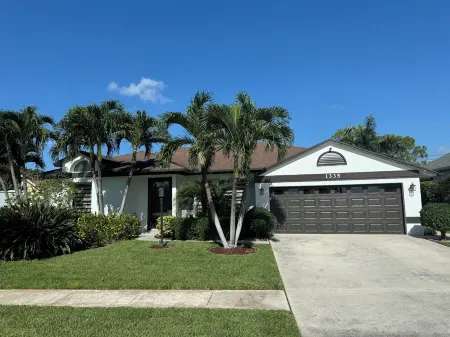 Beautiful Home with Sauna & Heated Pool-Spa, 5min from Beaches, close to Airport Отели в г. Лантана