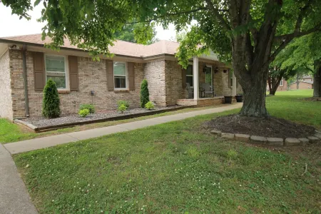 One level home close to interstate and 25 minutes to Nashville.