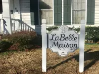 LA BELLE MAISON - Beautiful 1850 Historical home just across from Lions Park! Hotels in Jefferson