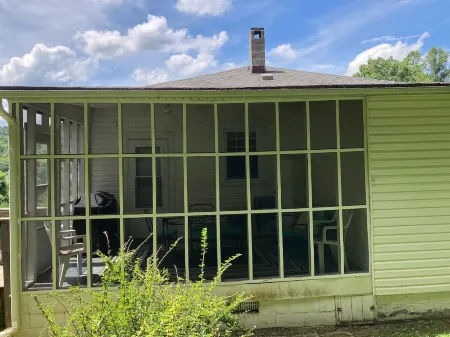 Mt Hope Heritage Home - Step back in time in this unique three bedroom home.