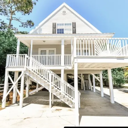1 Block to Beach Pet Friendly Large Deck & Living Space +Plenty PK