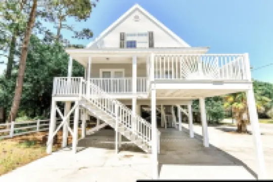 1 Block to Beach Pet Friendly Large Deck & Living Space +Plenty PK