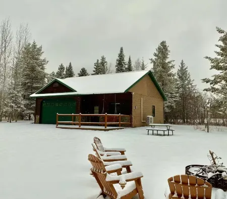Secluded North Shore Cottage Near the Lake with Cozy Fireplace & Modern Comforts