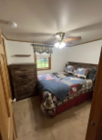Charming Eagle Bay Cottage — 2 min walk to private Fourth Lake beach!