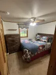 Charming Eagle Bay Cottage — 2 min walk to private Fourth Lake beach!