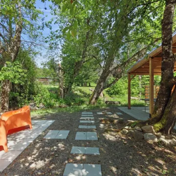 Casa Bruna creekside home in the heart of the Gorge