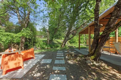 Casa Bruna creekside home in the heart of the Gorge Hotels near Maple Leaf Events
