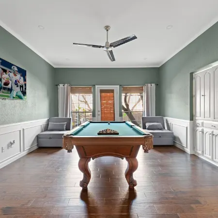 Luxury Home Sleeps 20 with Heated Pool & Billiard