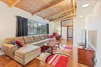 Mid-Century Vibes w/ Firepit Near UF/Downtown/Shands & Walk to Coffee Culture