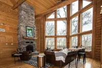 Spacious Lodge w Private Suites. Close to Galena, Breweries, & Field of Dreams.