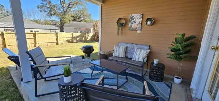Holy Cow! Sleeps 10-Central Location-4 Bedrooms-2-Smart TVs-Grill & Pet Friendly