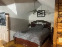 Secluded getaway cabin on 50 acres in the beautiful woods of Utica, MS. Hotel a Hinds County