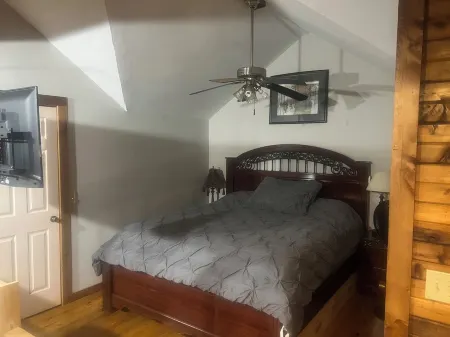 Secluded getaway cabin on 50 acres in the beautiful woods of Utica, MS.