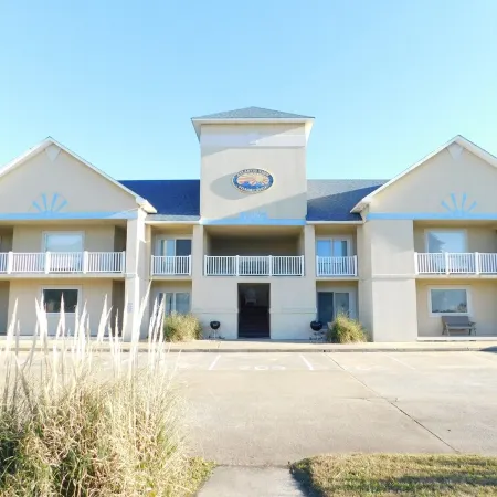 Beautiful and Spacious, 2 bed 2 full bath, pool and jacuzzi, steps to the ocean