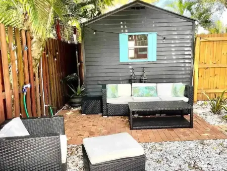 Slice of Paradise: Tropical Studio in Downtown Historical River District Отели в г. Форт Майерс