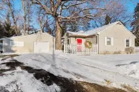 Excelsior nautical themed home, with fenced yard! 엑스켈시어 호텔