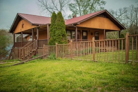 Cabin in the heart of the Ozark National Scenic Riverway!