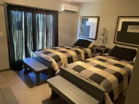 7 Bedroom Country Lodge Close to Town - Rooster Roost Ranch Lodge فنادق في Davison County