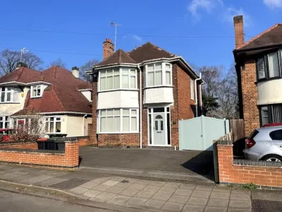 Stunning Home Next to Nottingham University | Off-Street Parking | Sleeps 8 Hotels near Broadgate Park