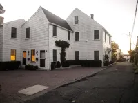 2-Bdrm, Parking, Fire Place, Outdoor Space, Close to everything. 프로빈스타운 호텔