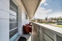 Charming Sweet Daisy overlooking stunning new pool in awesome Southside Village!