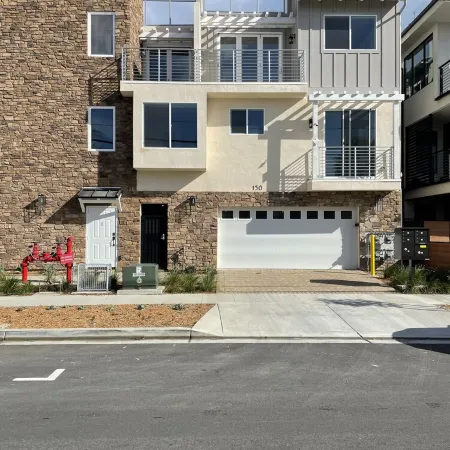 Oceanside beach retreat 3 min walk to beach Rooftop views