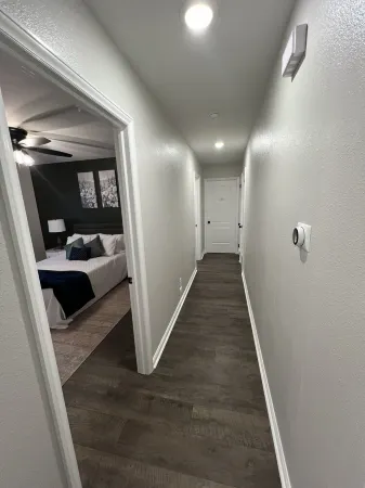 The Lily Pad. 3 bd/1ba. 4 beds. Center of town! Fenced backyard! Отели в г. Себастиан Каунти