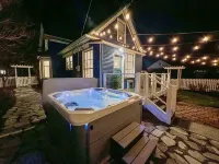 Stunning Victorian 4BR w/Hot Tub 5 Min to Downtown