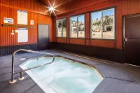 Updated Corner Unit Condo. Next to Giant Steps Ski Lift.