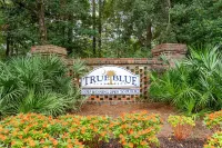 Stylish King + Queen Suites Lake-View End Unit, Golf & Beach Nearby – No Stairs