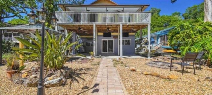 Bear Trail Retreat on Main River -  10 Kayaks, Gazebo, Firepit, Balcony Ξενοδοχεία στην πόλη Hernando County