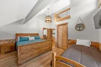 River bank lodge just minutes to Lake George with heated salt water pool