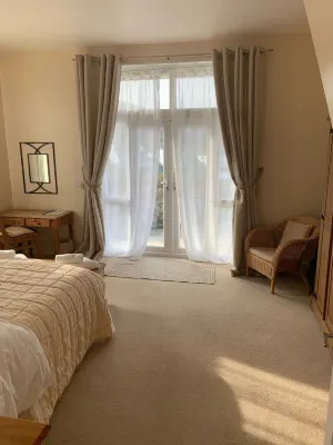 House above the beach sleeps 4 with private parking Hotels near Damage Barton