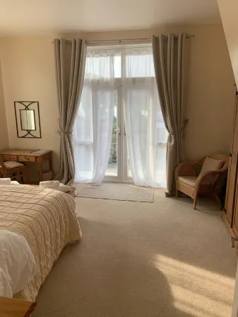 House above the beach sleeps 4 with private parking Отели в г. Вулакомб