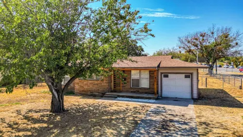 Keep it simple at this peaceful and centrally located house.