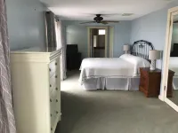 Rental in Misquamicut across the street from your beach access! Hoteles en Westerly