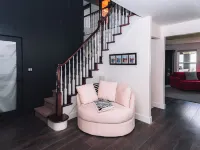 Sunset Views! Indoor Sport Court, Pool table, Golf Course, 12 min to downtown