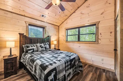 Relax in Cozy 3-Bedroom Cabin, Just a Quick 6-Min dr from Island at Pigeon Forge