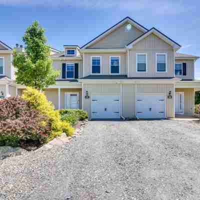 ⭐️ Spacious Mountaintop Oasis at Camelback | 2,500 SF w/ Game Room, Deck & A/C Hotel Exterior