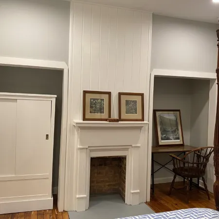 Cozy Cottage walking distance to Downtown!