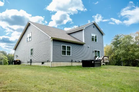 Modern 2 Story Home w/hot tub-2600 sq ft-2 acres