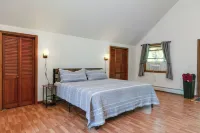 Creekside Cabin - Watkins Glen, Corning, Finger Lakes with Hot Tub